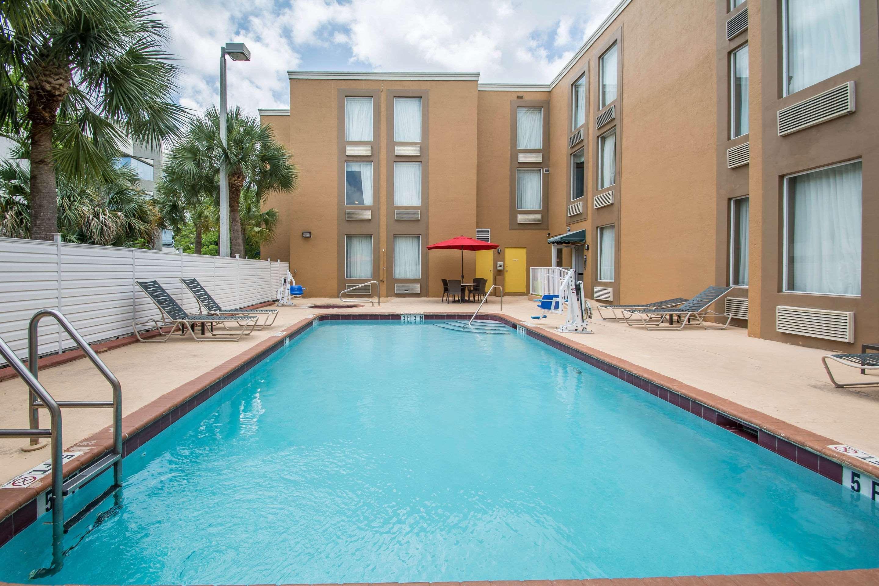 Comfort Inn & Suites Fort Lauderdale West Turnpike Lauderdale Lakes Bagian luar foto