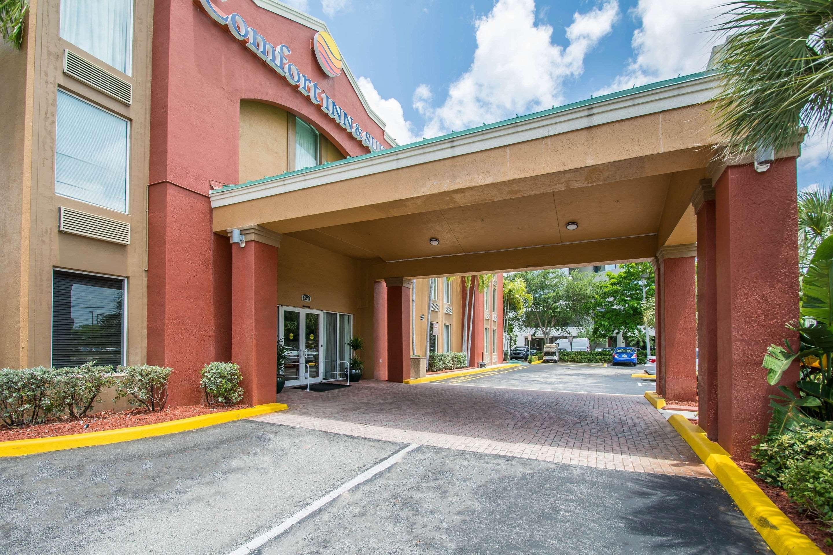 Comfort Inn & Suites Fort Lauderdale West Turnpike Lauderdale Lakes Bagian luar foto