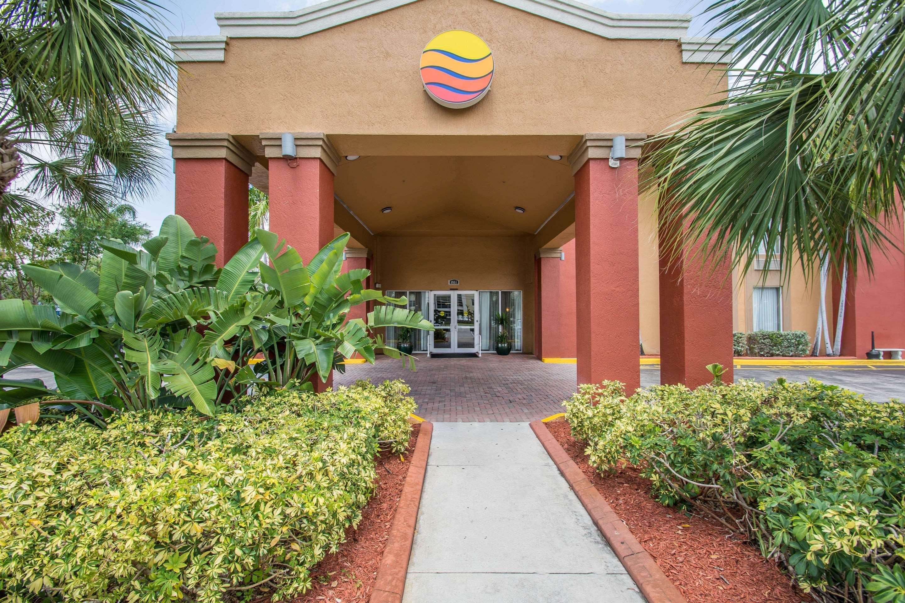 Comfort Inn & Suites Fort Lauderdale West Turnpike Lauderdale Lakes Bagian luar foto